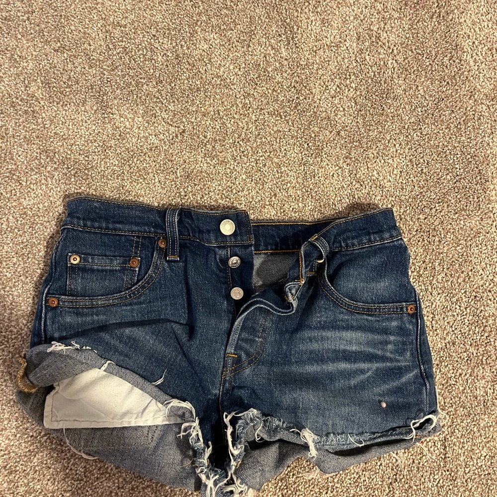 Super short mid-waisted levi jean shorts